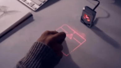 روبوت يعمل بتقنية الليزر يحول سطح مكتبك إلى ماوس