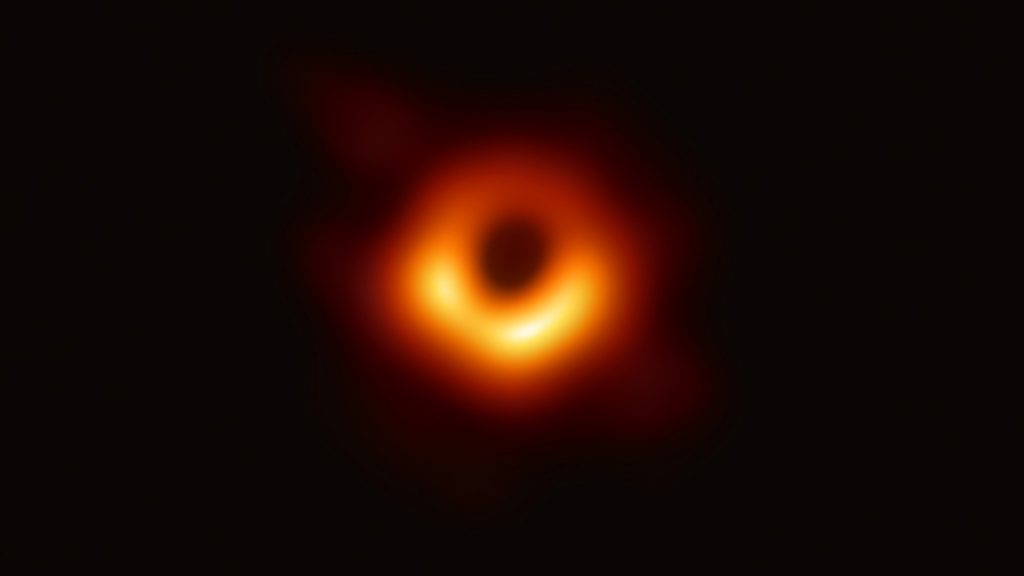 الصورة التاريخية للثقب الكوني الأسود