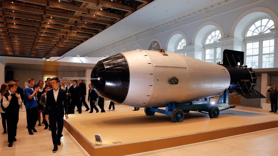 نموذج من القنبلة الهيدروجينية An-602 عرضت بموسكو عام 2015 بمناسبة مرور 70 عاما على بدء روسيا برنامجها النووي (الأوروبية)
