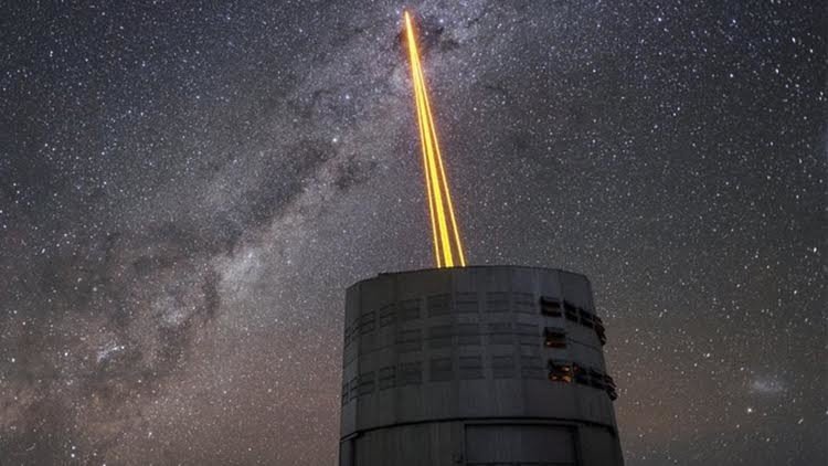 إطلاق 4 أشعة ليزر خارقة لتشكل أكبر عين للعالم على السماء