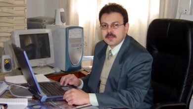 استاذ جامعة فلسطيني يواجه الحصار بالتدريس عبر الانترنت