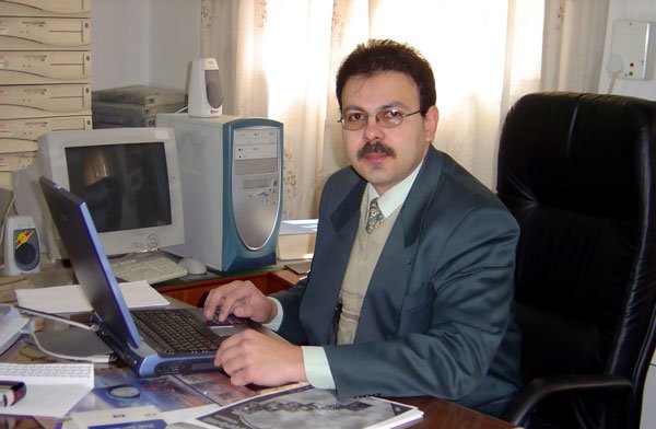 استاذ جامعة فلسطيني يواجه الحصار بالتدريس عبر الانترنت