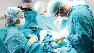 تدريب طلبة الطب على اجراء العمليات الجراحية على روبوت